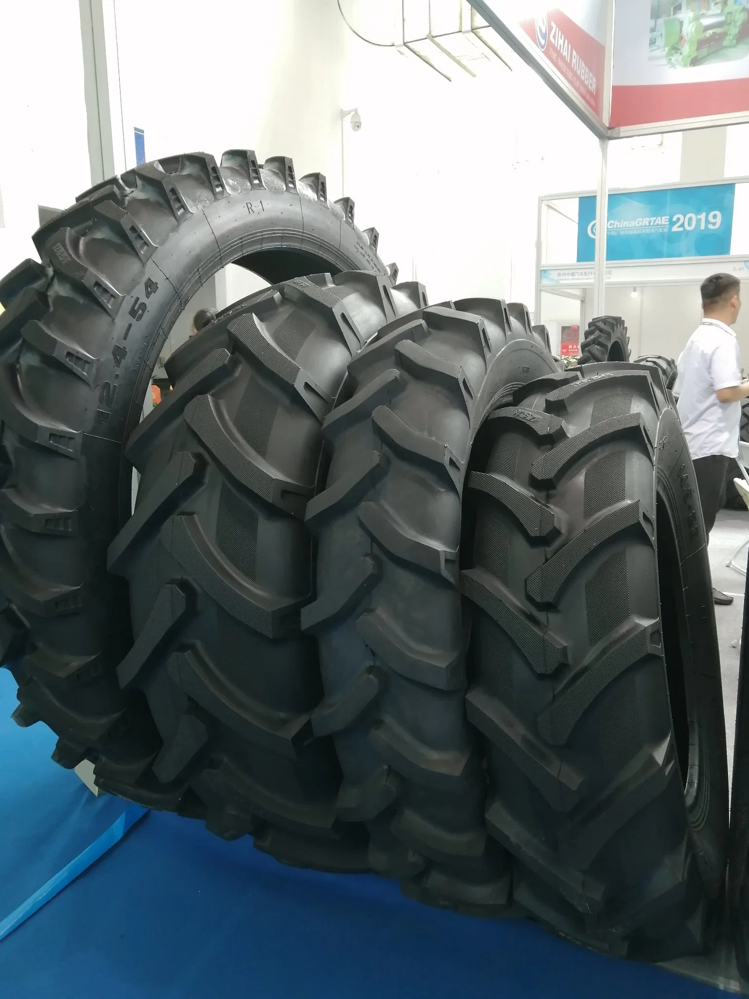 O Sudão de tractores agrícolas no mercado de pneus R1 13.6-28 14.9-24