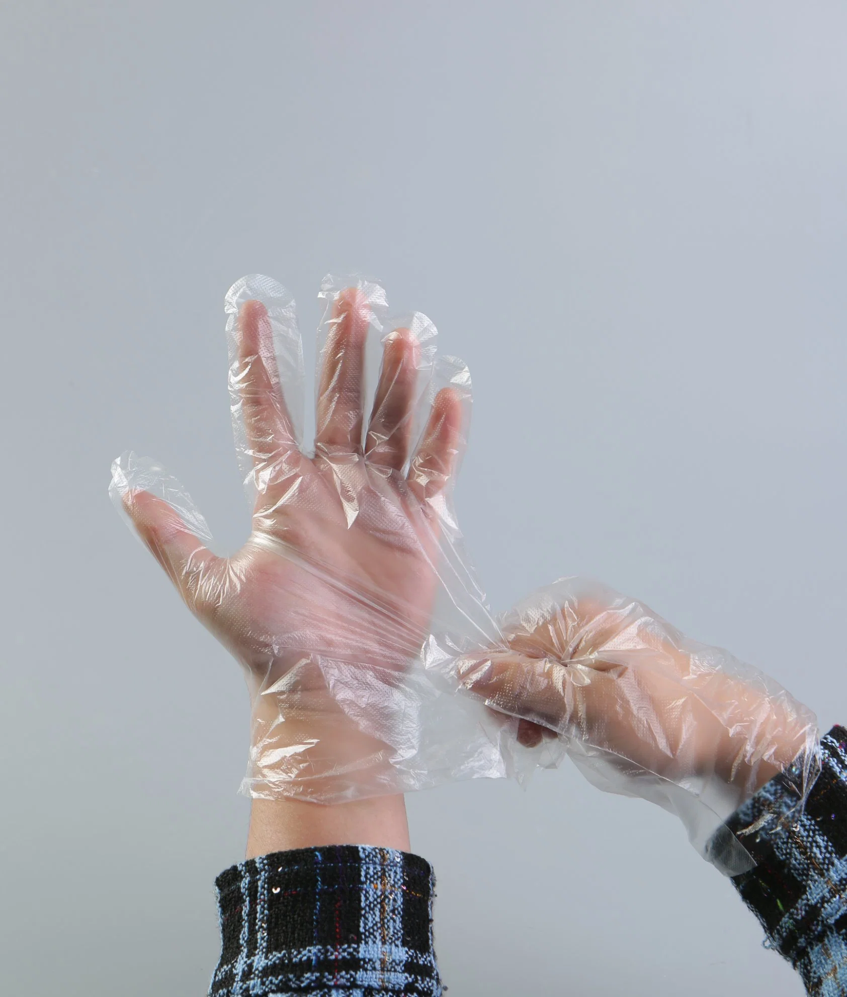 Guantes de Poly desechables transparentes de calidad alimentaria PE CPE TPE LDPE Guantes Guantes de plástico envasados individualmente para la cocina de comida rápida