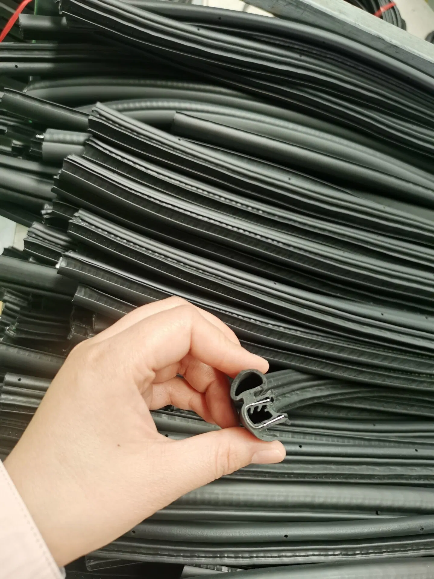 Customized Shape EPDM Extrusion Rubber Seal Strip