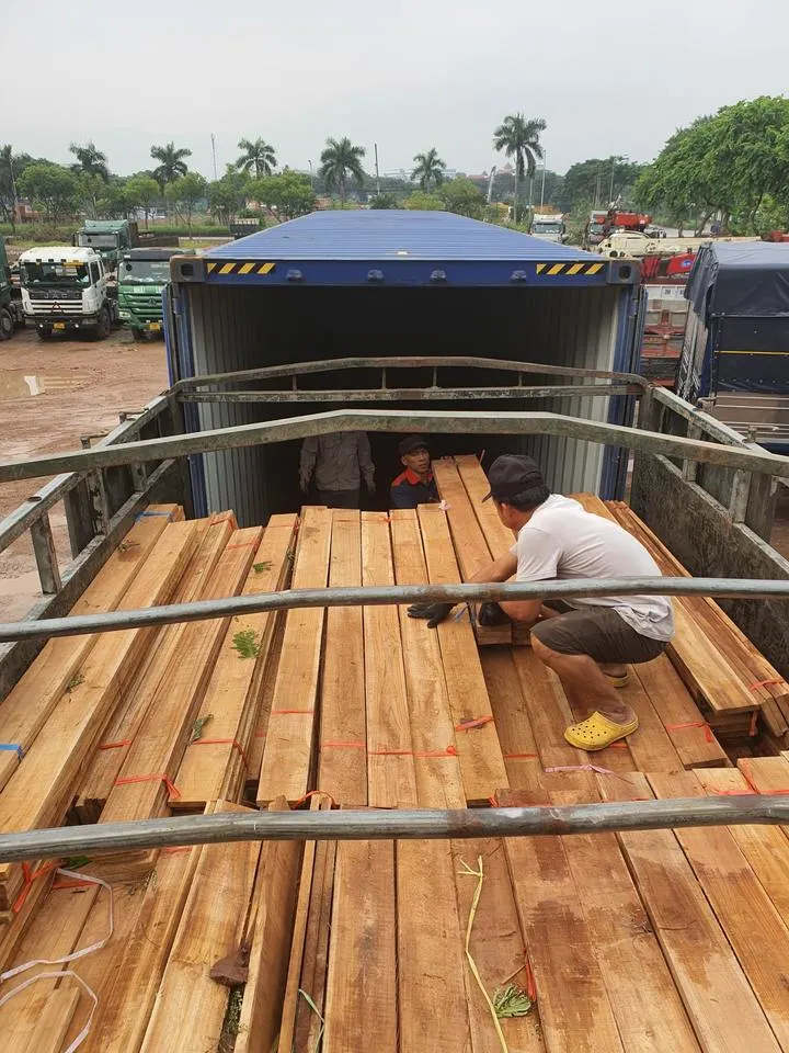 La compétitivité des prix moins cher le bois de sciage du bois produit en bois de teck du Viet Nam Fabricant bois scié en teck