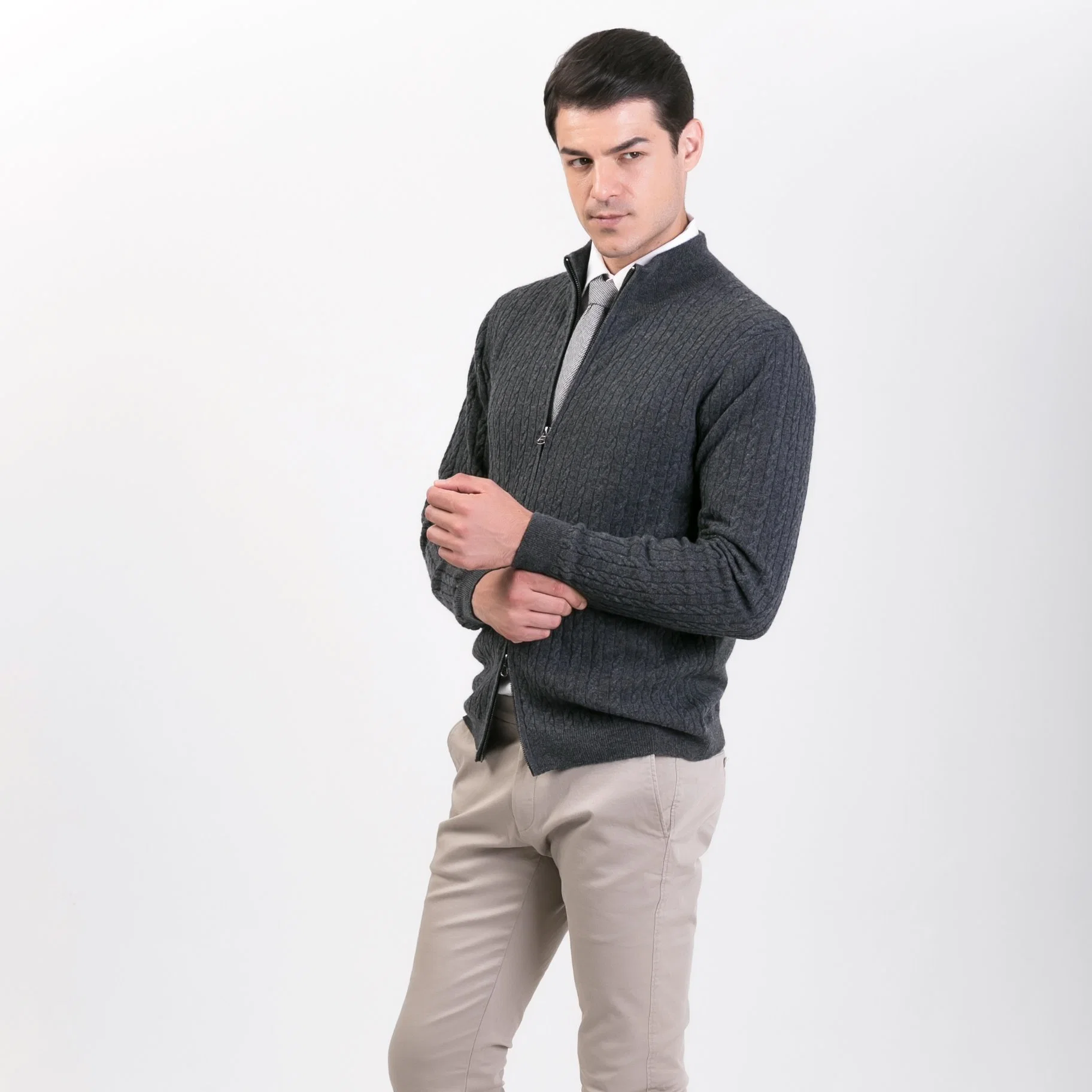 Moda masculina Cardigan de lã e caxemira com zíper duplo.