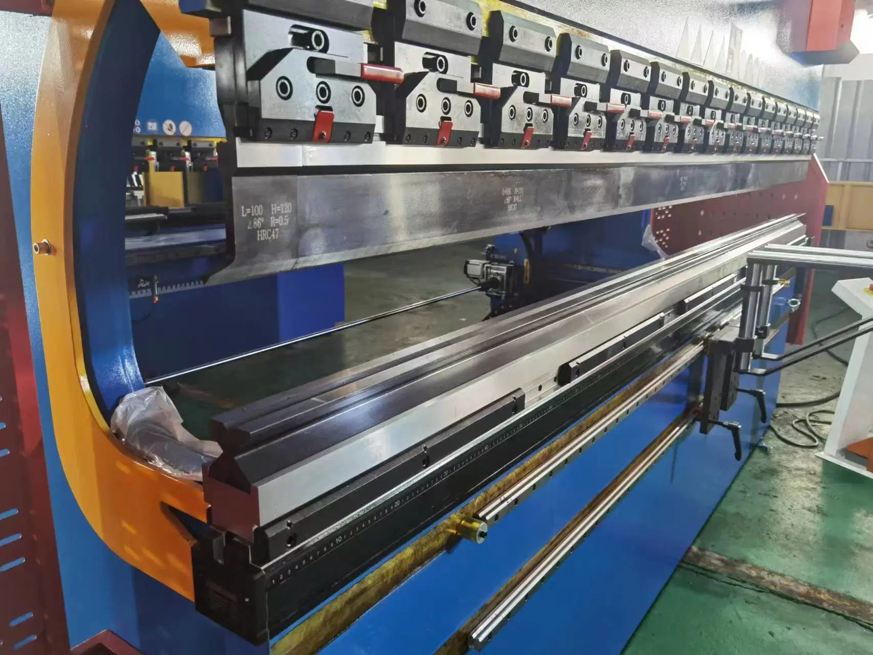 We67K-130t4000 Da53t CNC Hydraulic Servo Carbon Steel Stainless Steel Aluminum Bending Machine