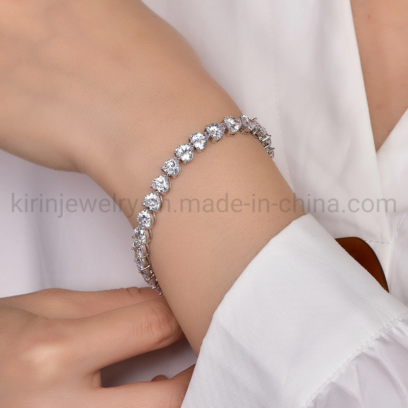 Bracelet de luxe en argent sterling 925 avec cœur en zircon cubique, bracelet manchette avec charme de cœur en cristal, bracelet réglable en diamant cristal pour femmes.