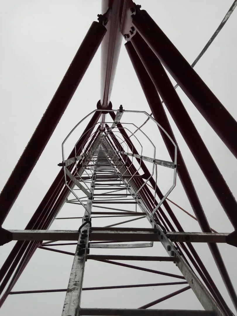 Tubular 3leg Galvanized Steel Mobile Antenna Tower with MW Brackets