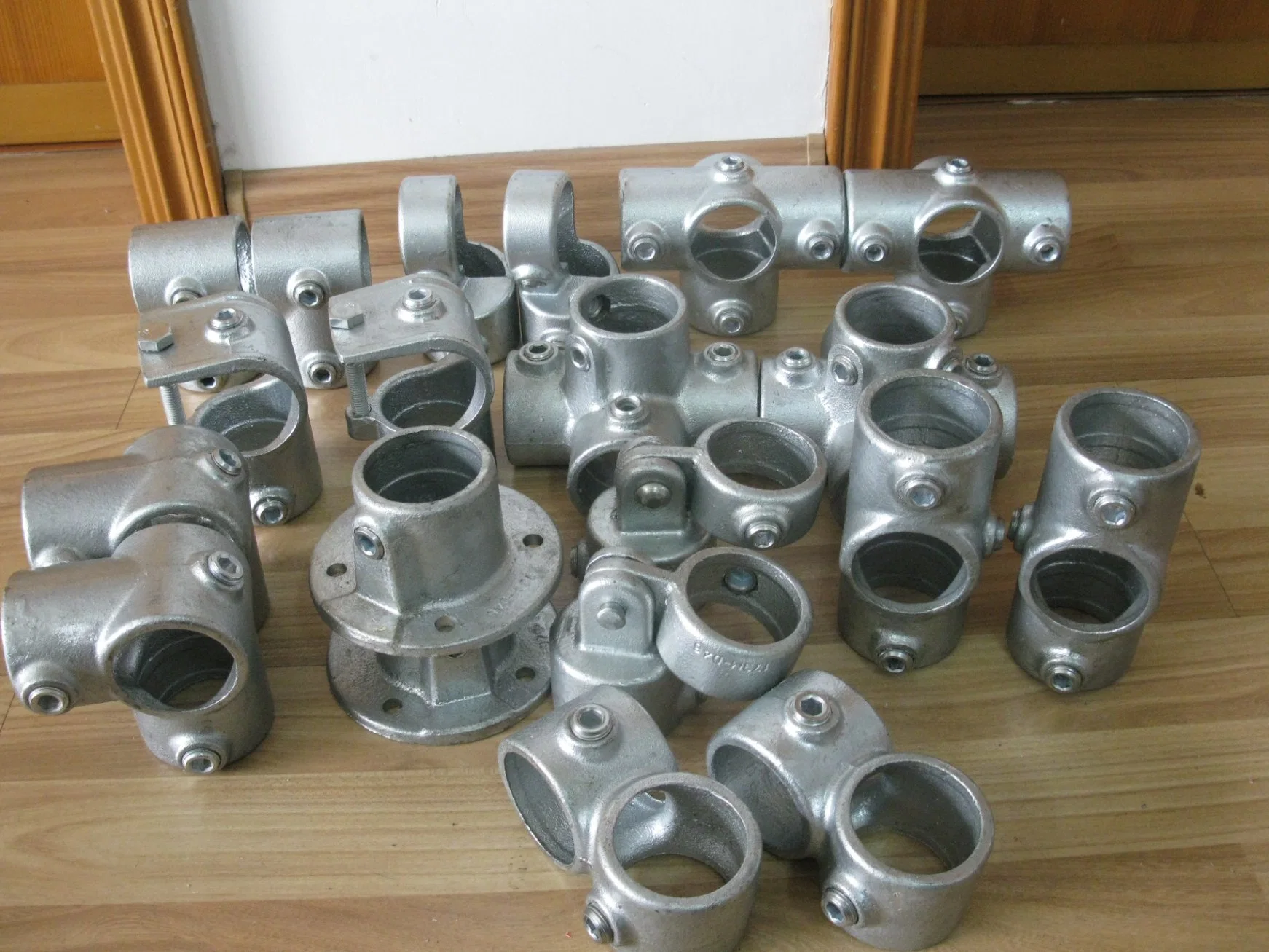 Malleable Iron Casting Pipe Clamp Fittings 26.9mm 33.7mm 42.4mm 48.3mm