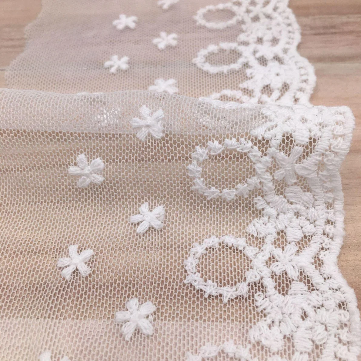 Fashion Water Soluble White Embroidered Lace Trimming Guipure Lace