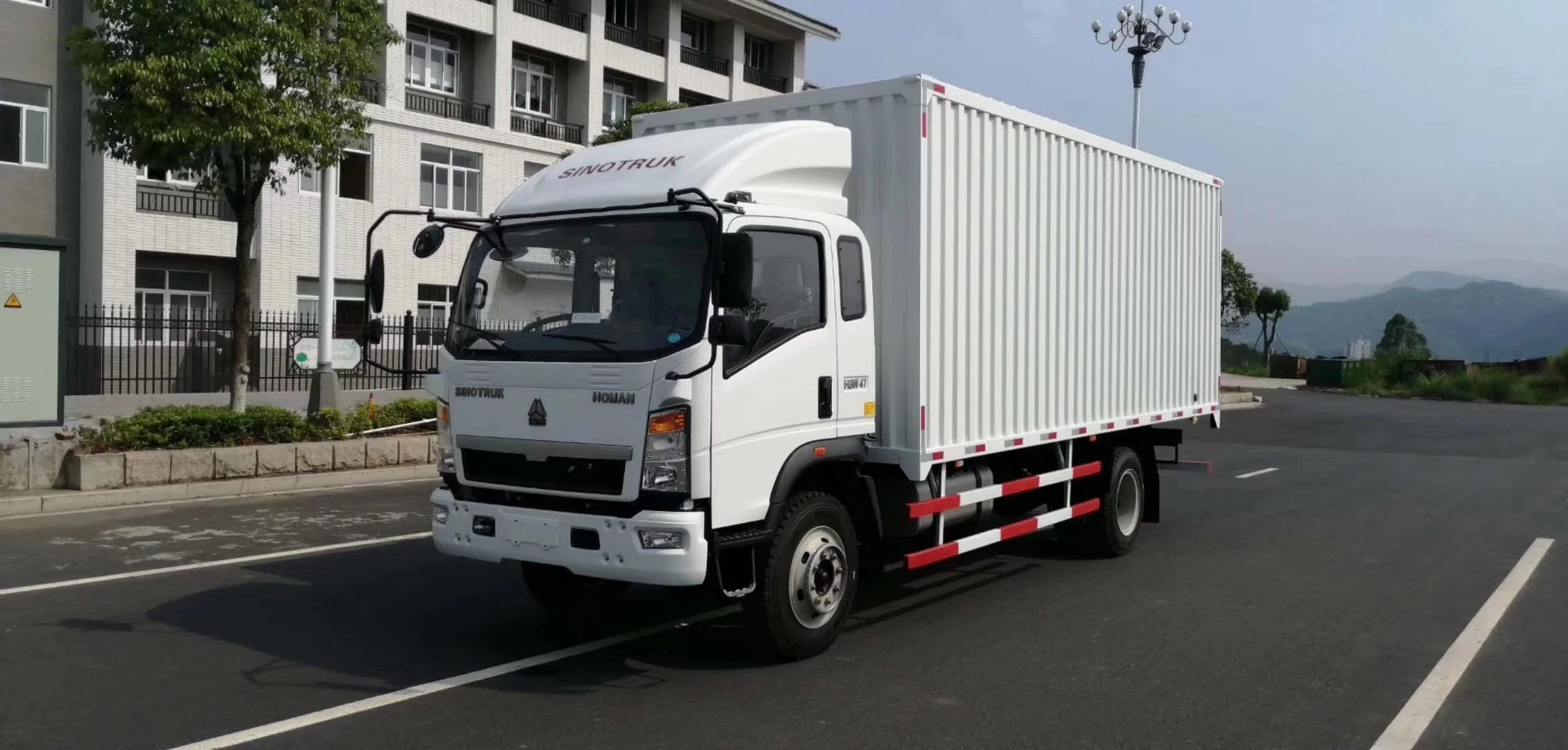 Sinotruk HOWO 4X2 Refrigerator Truck, with Thermo King Freezing Unit