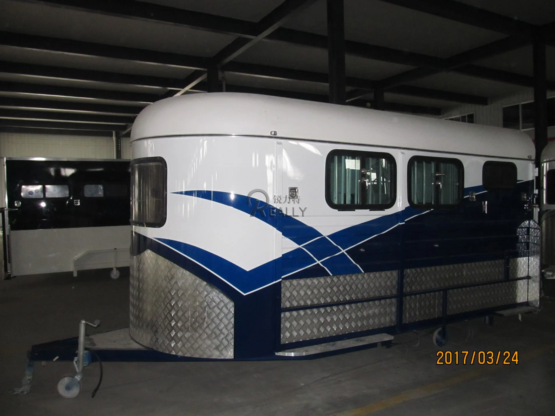 Horse Trailer High Capacity Travel Trailer Horse Angle Load Straight Sales Can Be Customized Deluxe