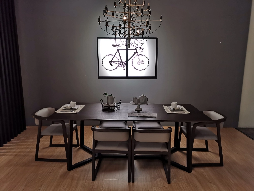 طاولات غرفة طعام خشبية ذات لون أسود مربع