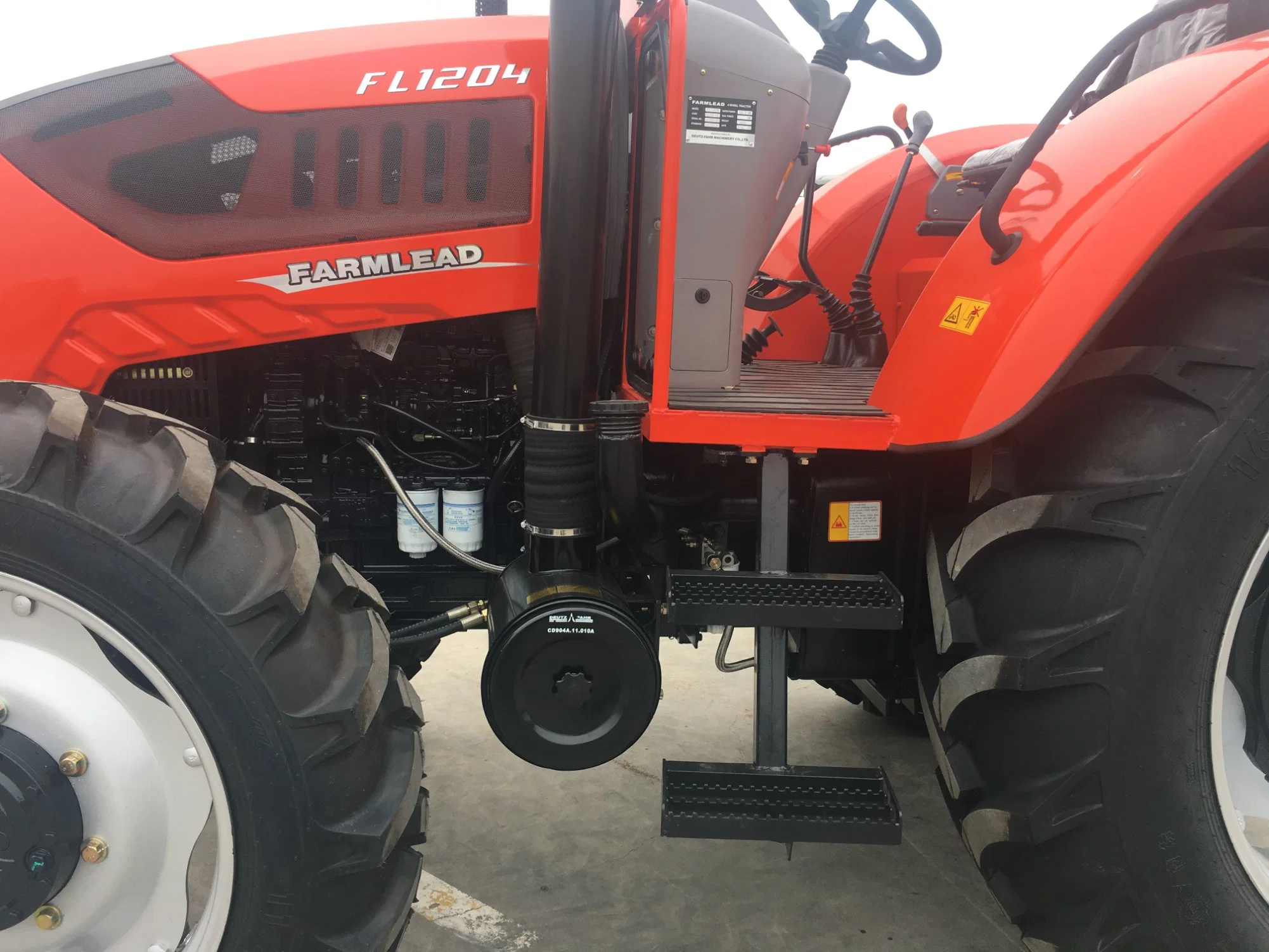 جرار رباعي الدفع من طراز FL1404-1 من إنتاج شركة Cabin FarmLead Sinopard Farm Tractor Agricultural لتنفيذ الجرارات