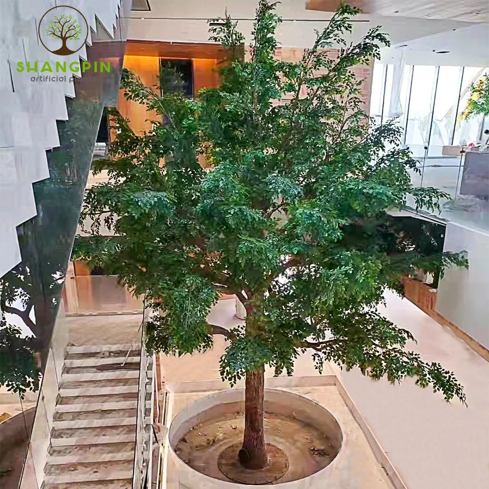 Regardez un grand arbre artificiel naturel sur mesure en fibre de verre, un faux arbre ficus banyan.