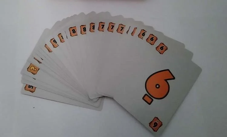 La producción personalizada incluye 108 cartas, instrucciones, cuadros de color de alta calidad de los juegos de mesa