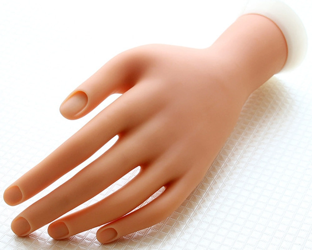 Попрактикуйтесь в использовании гибкой мягкой пластиковой кисти для ногтей