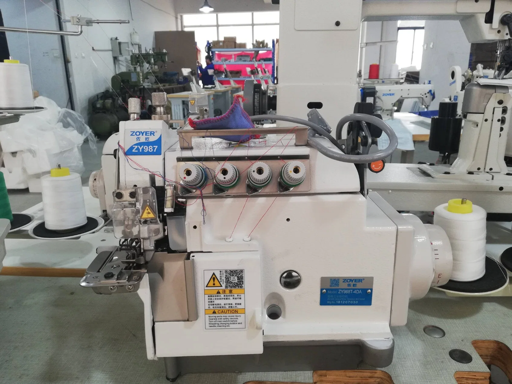 Zy988t-4D Zoyer Top and Bottom Feed Overlock Sewing Machine with Differential Operating Device