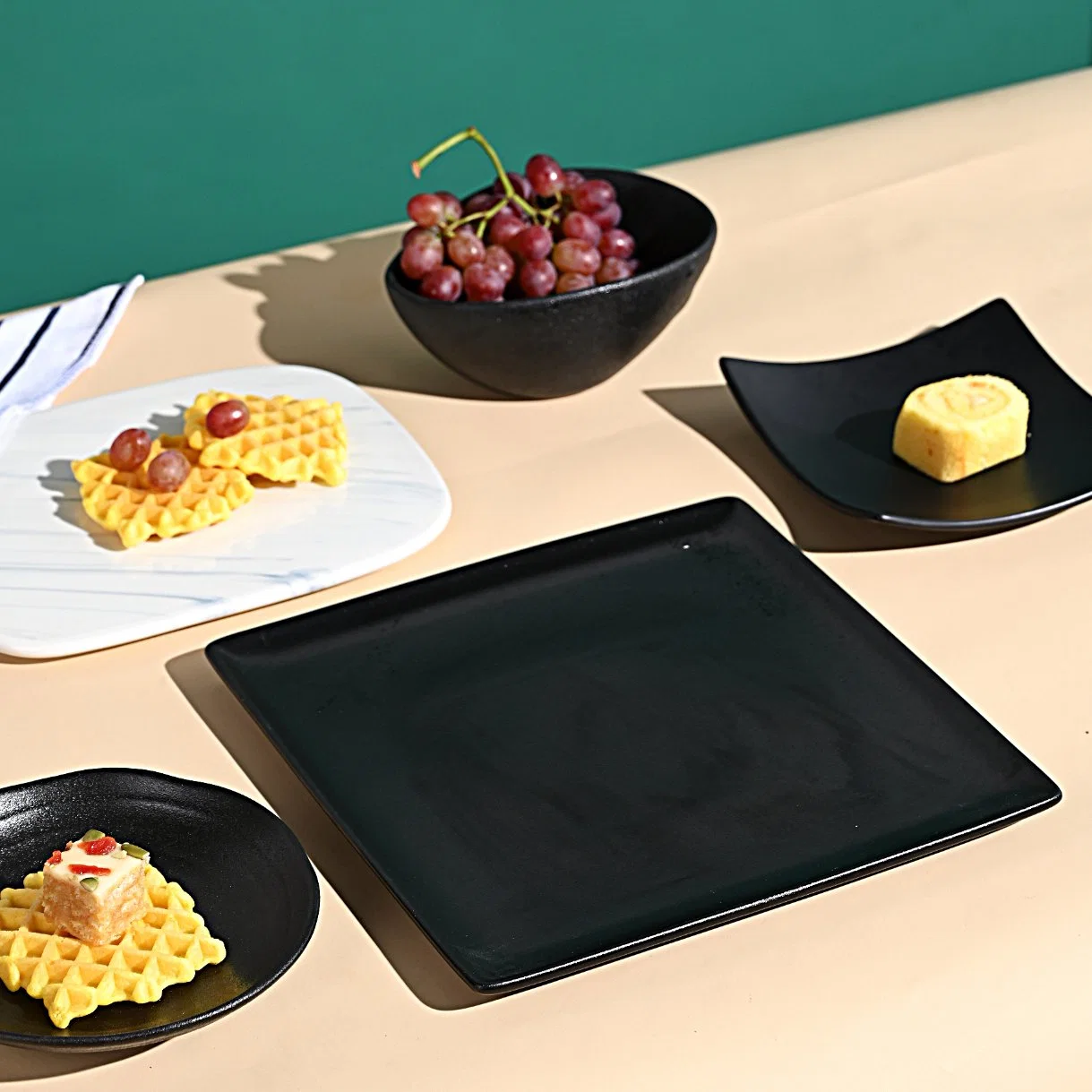10,5 pouces de diamètre 27 cm grand carré noir mat plat ordinaire Logo personnalisé plaque en céramique en vrac Steak chargeur pour l'Hôtel Restaurant