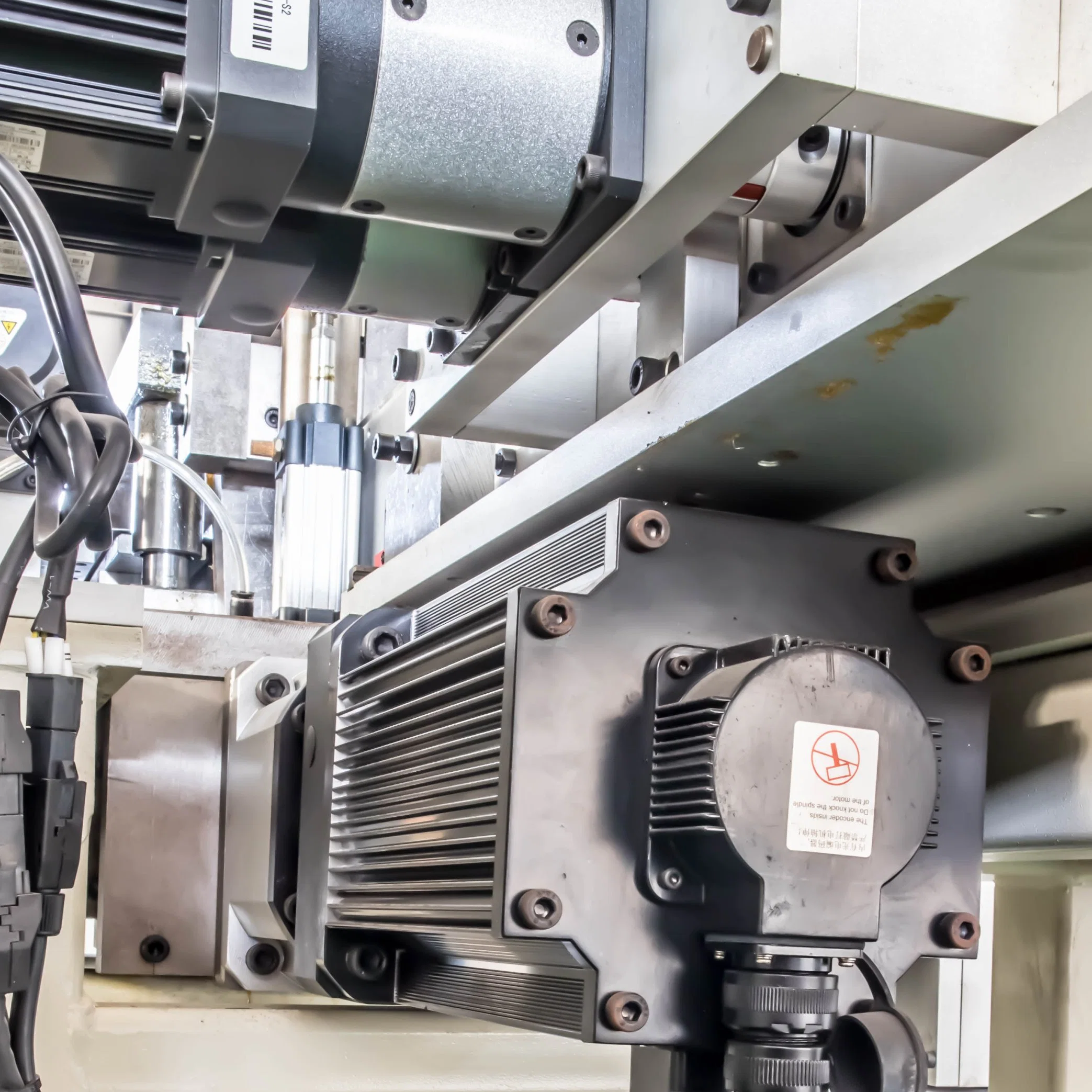 ماكينة ضغط شفرة المنشار الأوتوماتيكية بالكامل أدوات الضغط معدات الضغط الكاشطة المنتج