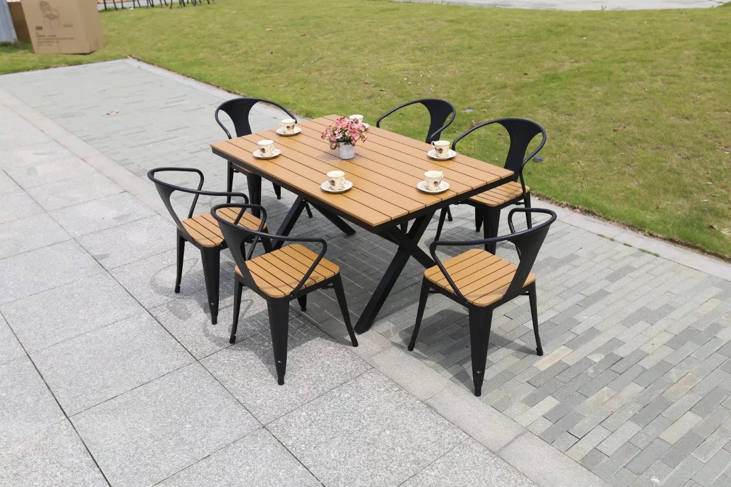 Sala de ocio al aire libre de la barra de la tabla de madera de plástico impermeable al aire libre evitar disfrutar en el mobiliario de la combinación de escritorio y silla