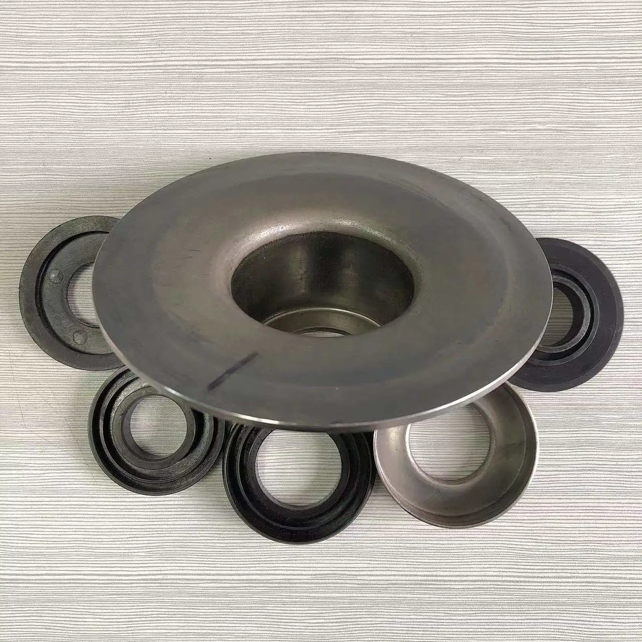 Tk Stamping Flanged Roller End Caps Metal Bearing Housing with Labyrinth Sealing Kits