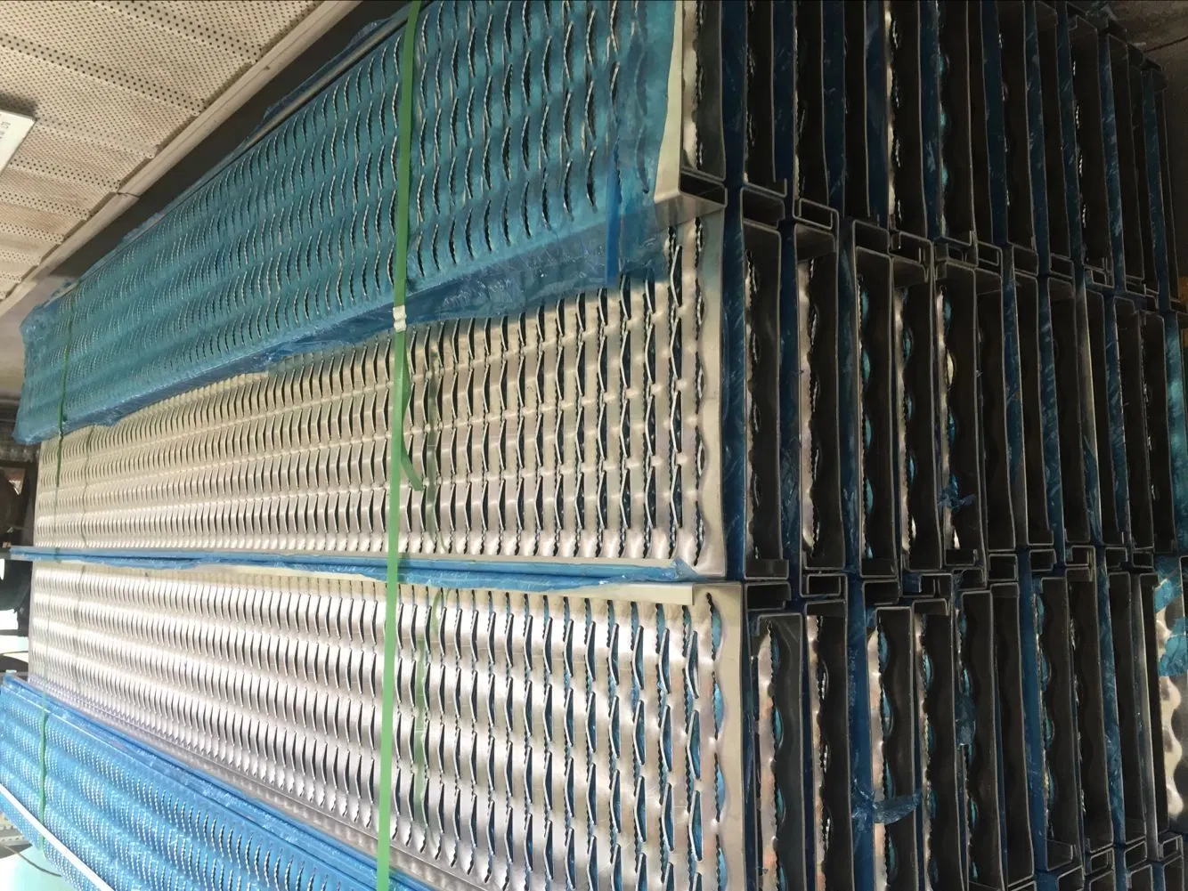 Galvanized Anti-Skid Crocodile Mouth 5mm Thick Perforated Metal Grating/Walkway Mesh