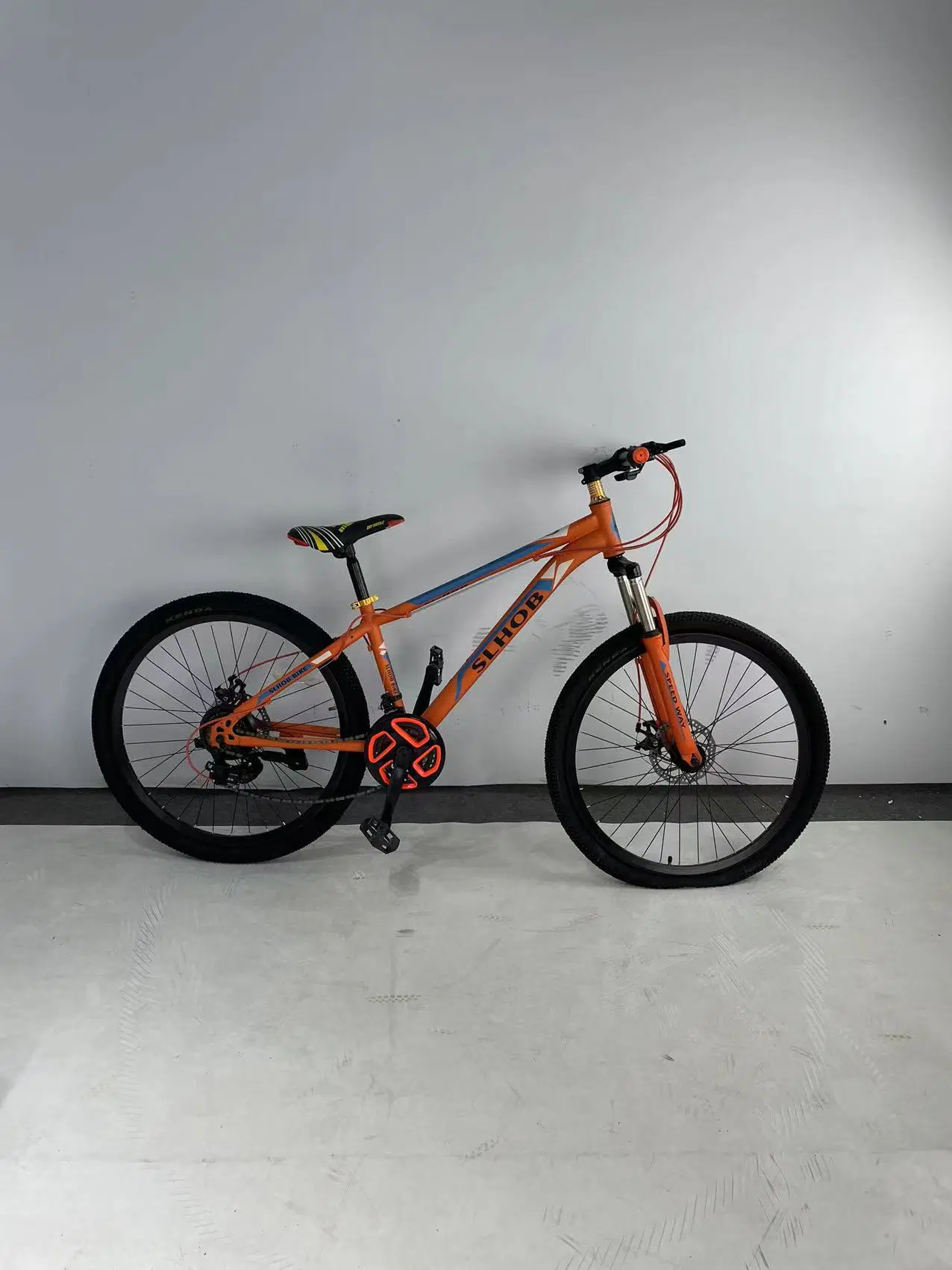 Vélo de montagne pour adultes de 26 pouces avec dérailleur Shimano, frein à disque, fourche à suspension, personnalisable par le fabricant.