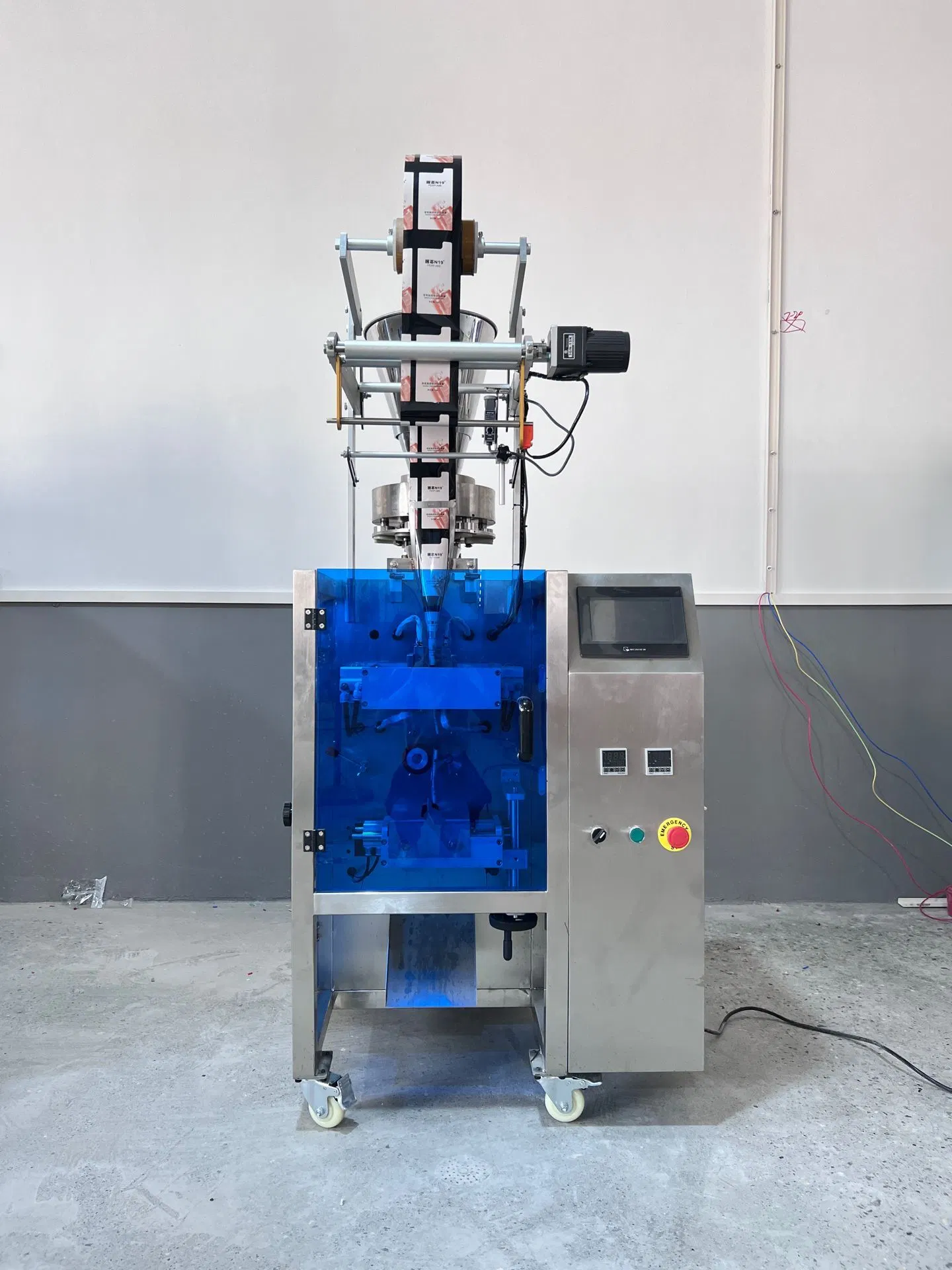 Manufacturer Silica Gel Desiccant Bath Salt Sugar Powder Packing Machine Vertical Form Fill and Sealing Automatic Volumetric Cup Locust Bean Small Particle Pack