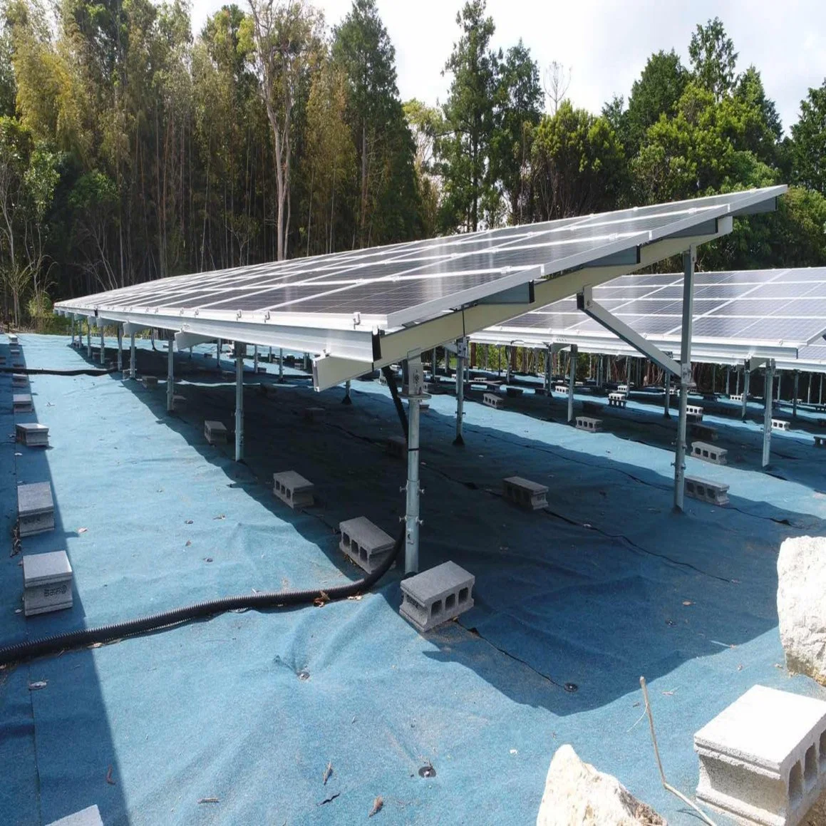 Panneaux solaires au sol en aluminium photovoltaïque avec support galvanisé à chaud.