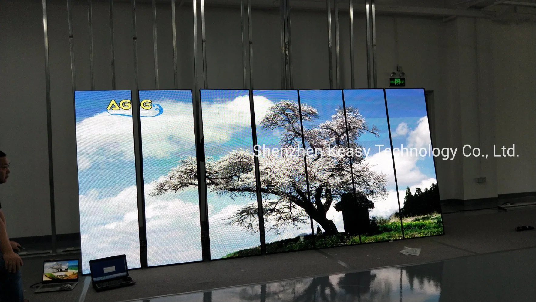 Gob Technology Indoor SMD LED Display 4G/WiFi Standing Video Signage LED Advertising Player