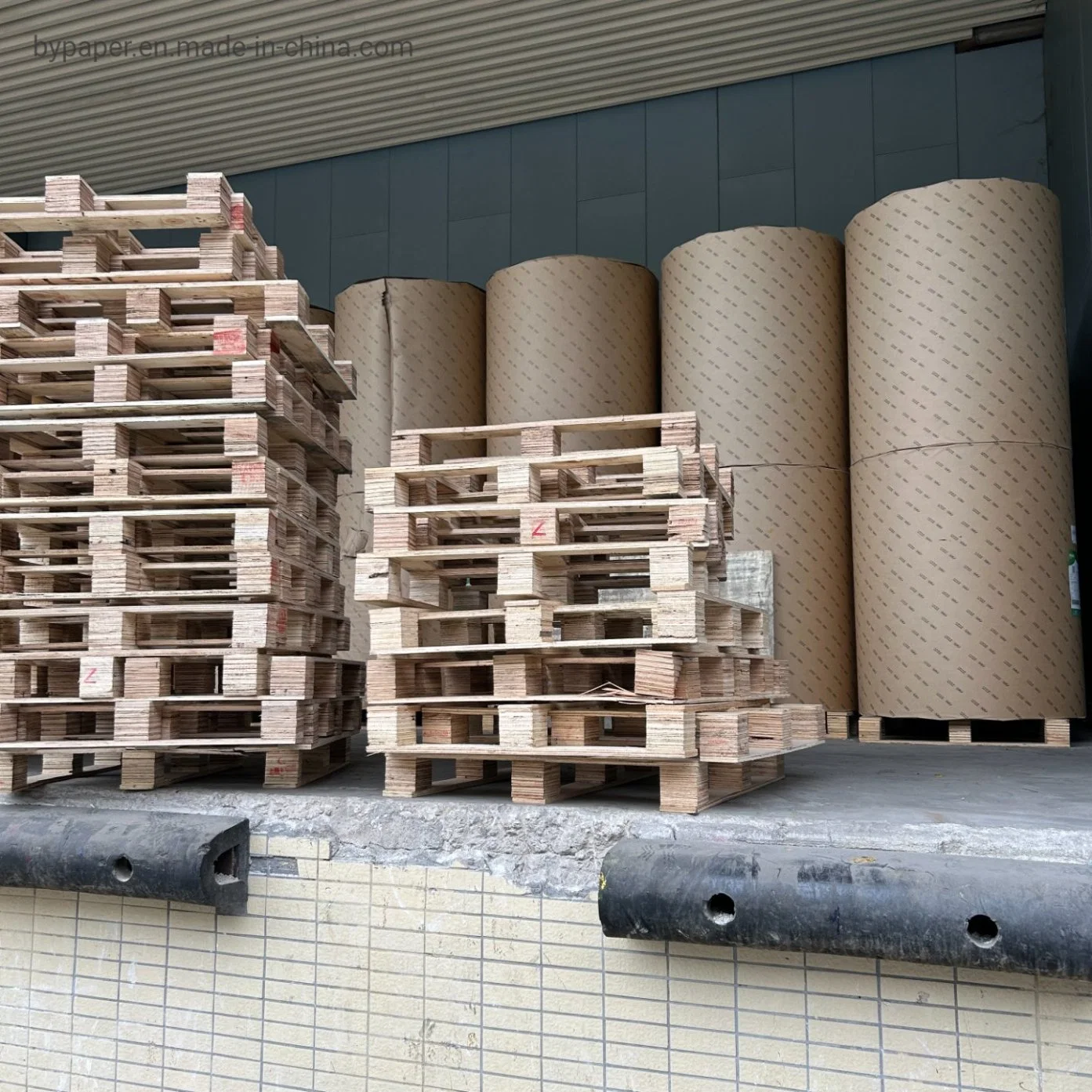 Énorme Stocklot vierge du papier noir de pâte de bois pour l'emballage des cadeaux