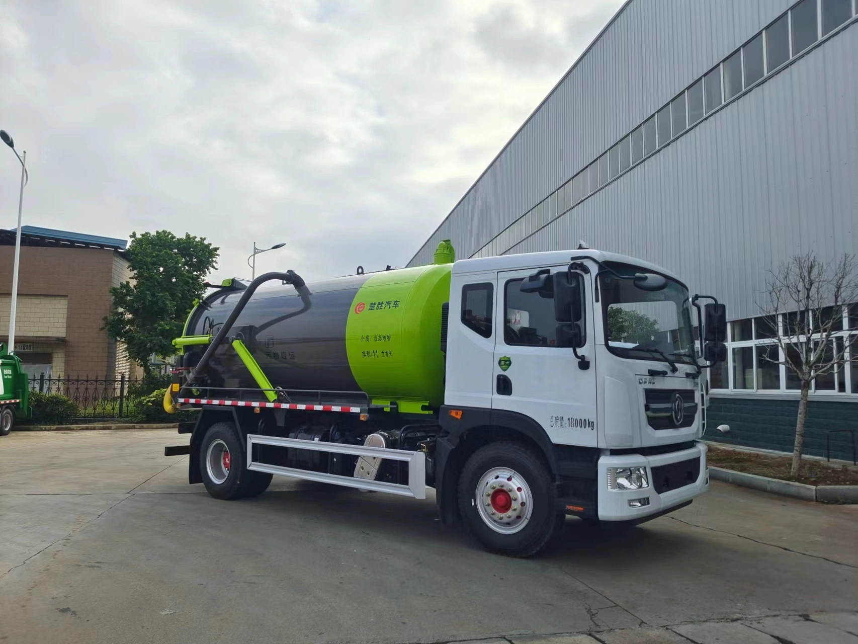 Dongfeng 10cbm 10tons Vacuum Sewage Suction Tanker Truck