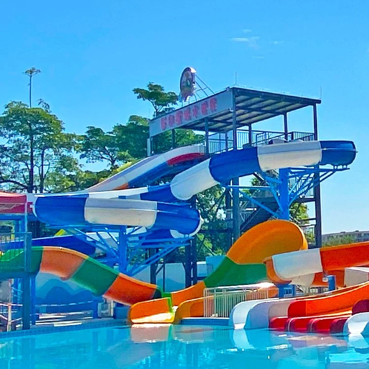 Toboggan en spirale en fibre de verre ouvert pour parc aquatique.