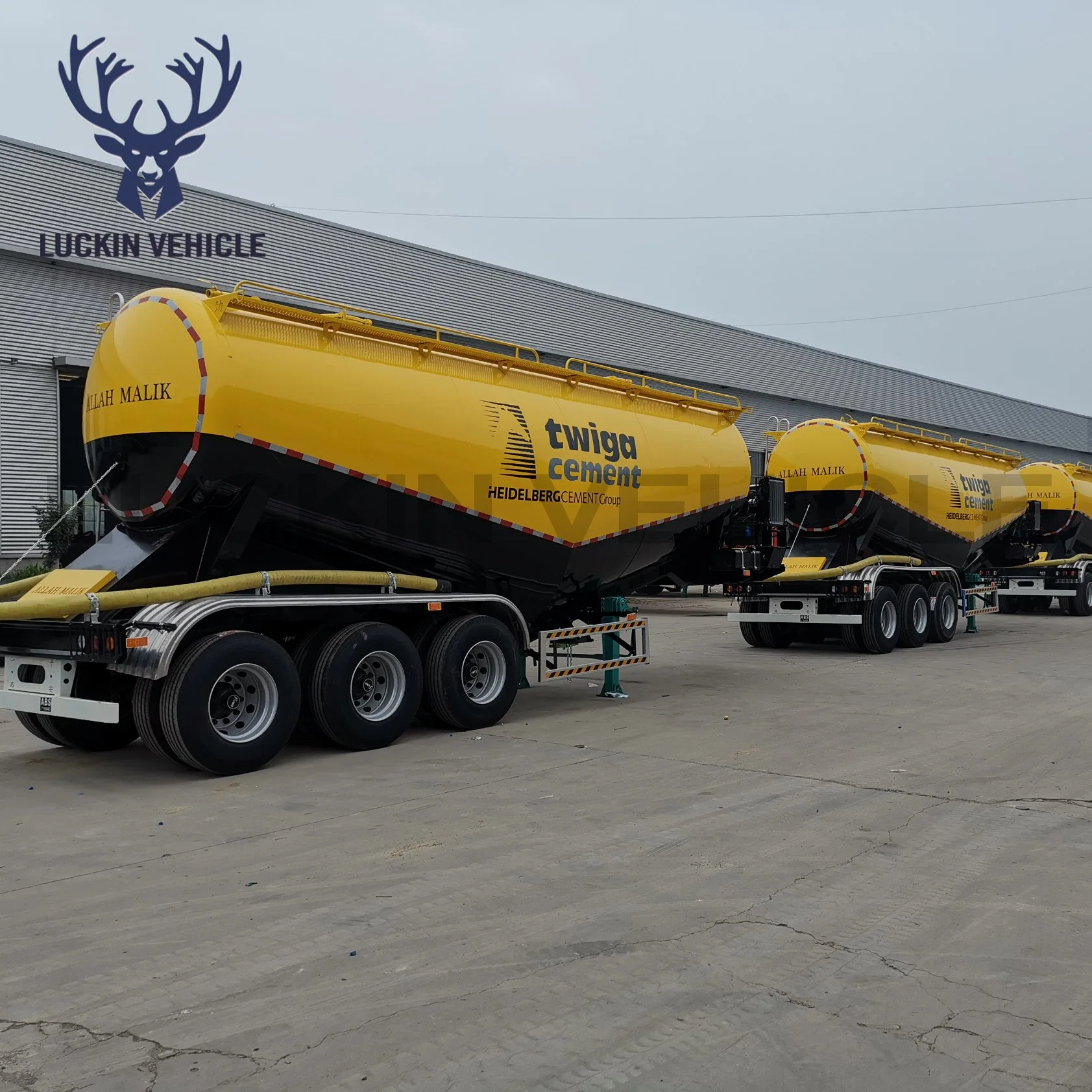 3 ESSIEUX Promotional 35m3 pétrolier de ciment sec silo d'alimentation semi-remorque de la chaux 40cbm Silos en vrac camion transporteur avec moteur Diesel