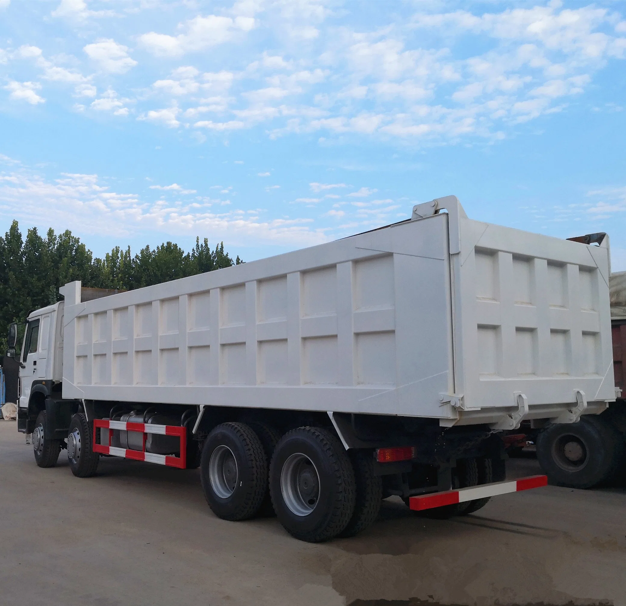 60-90 % Nouveau 12 Wheeler HOWO Shacman 8X4 de seconde main HOWO camion à benne Sinotruk utilisé pour l'Afrique de camion à benne basculante