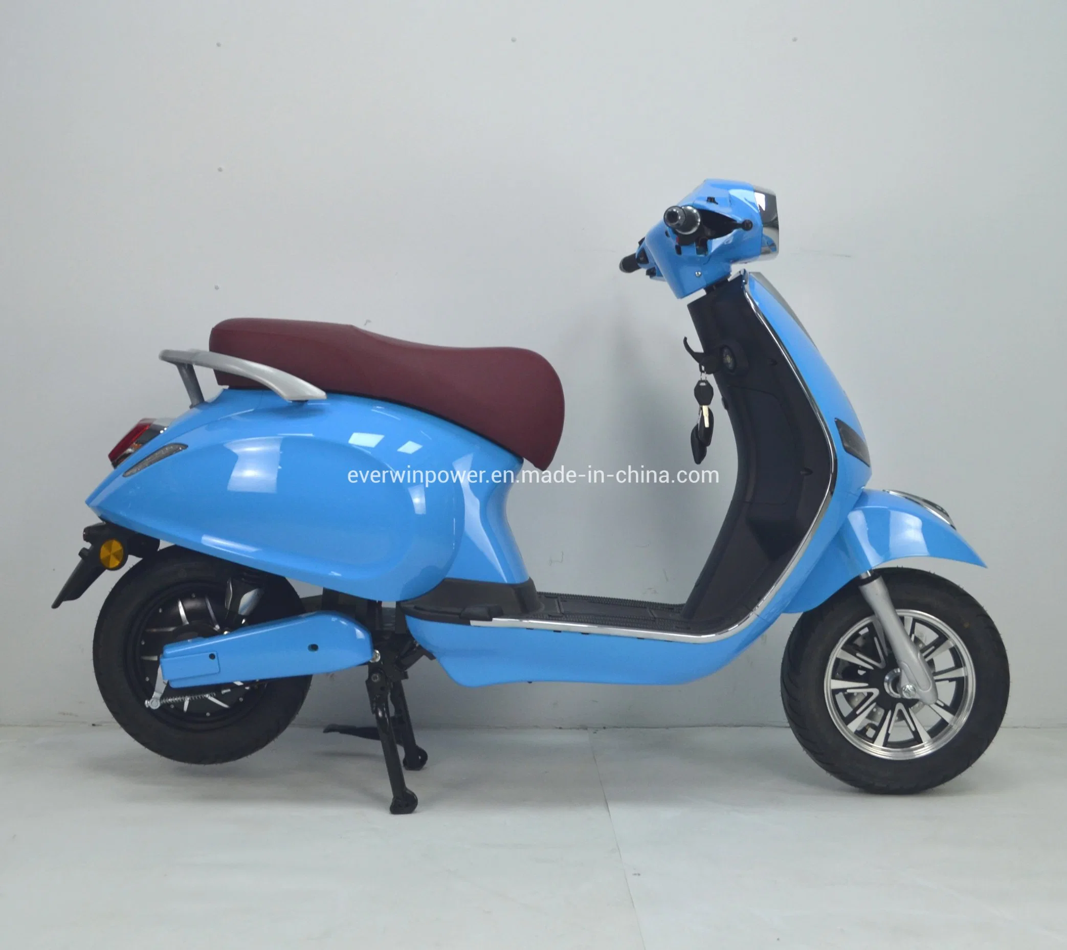 Nuevo diseño Vesp Modelo 1500W Motor Scooter Eléctrico Ew-528 Buen rendimiento con EEC Coc 25km/H Solo a granel