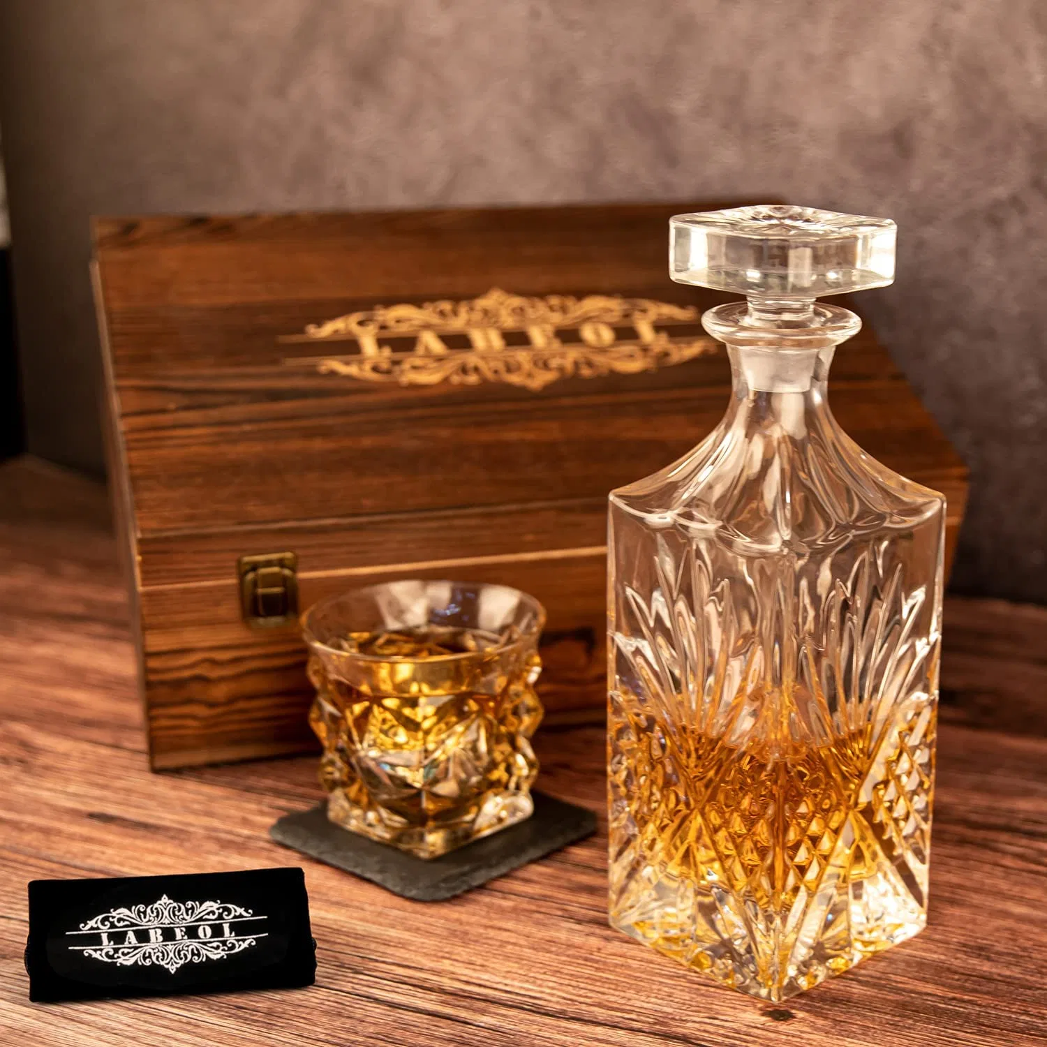 Ensemble de carafe à vin Whiskey Stones pour hommes 2 dessous de verre en acier inoxydable 2 Slate en forme de boule de whisky réutilisable Boîte en bois