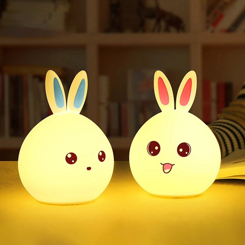Lampe en silicone de lapin rechargeable à LED changeant de couleur en la tapotant.
