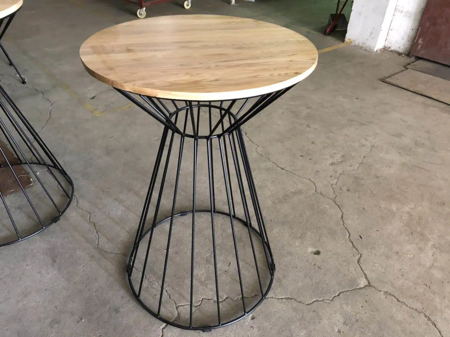 Estilo sencillo, muebles de metal Metal Cable de hierro con una barra de madera Cafe Table