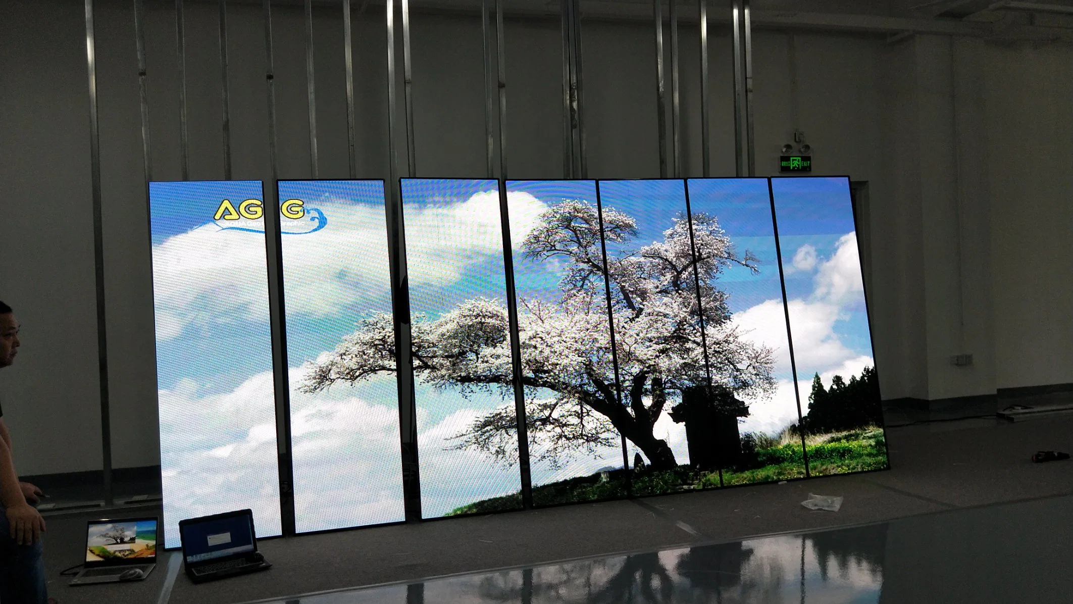 P2.5 P3 Full Color Video Advertising Standing LED Digital Signage