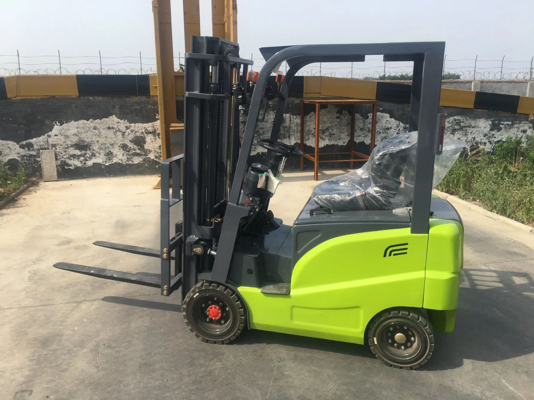 Forklift Truck Electric Forklift Battery Power Truck Lifting 1500kg