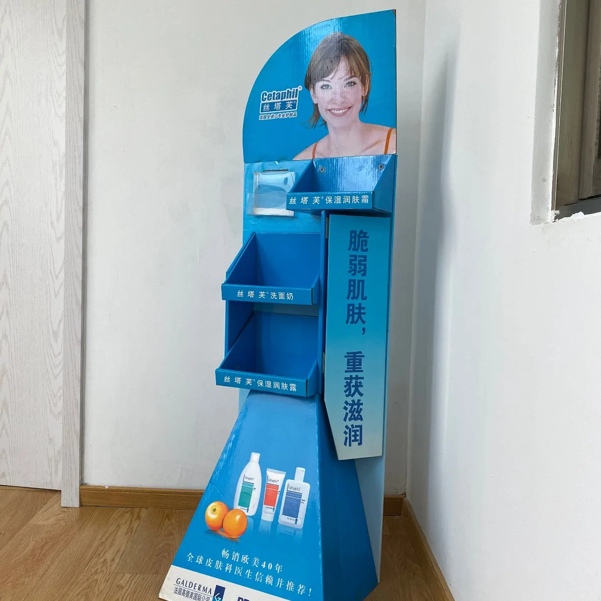 Attractive Advertising Mascara Cream Cardboard Display Rack for Promotion