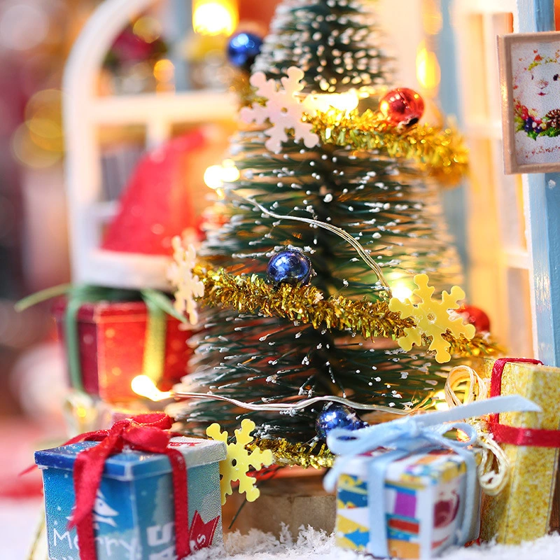 As crianças de Natal em miniatura dons da Casa de Bonecas de madeira artesanais