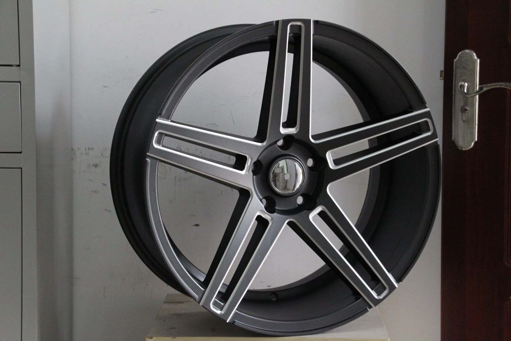 China Durable High-Strength Car Parts Rims Accessories Anti-Scratch Alloy Wheel