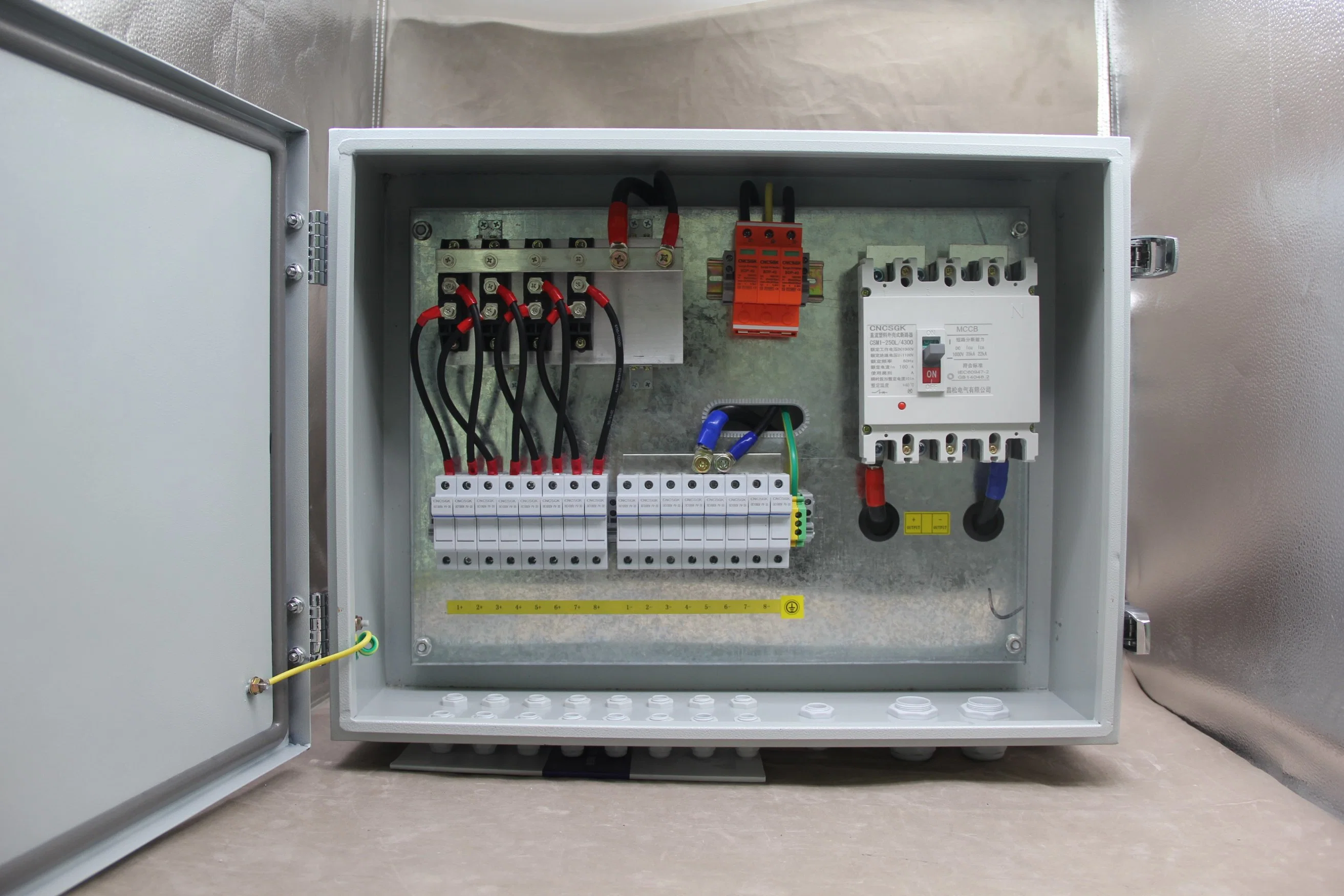 IP65 Solar DC Combiner Box 1000V Solar Energy PV Combiner Box