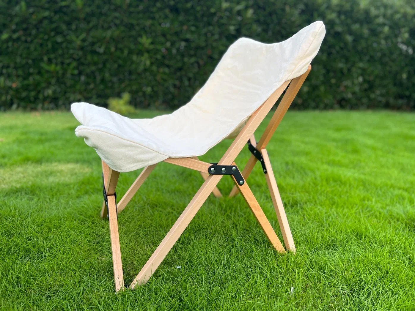 Chaise pliante en bois pour le camping en plein air.