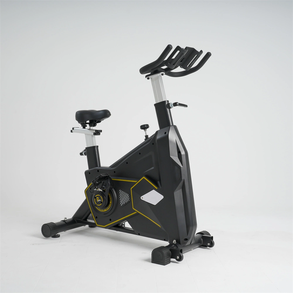 Salle de gym de l'équipement de cardio-training spin bike avec équipement de sport vélo d'exercice de l'écran