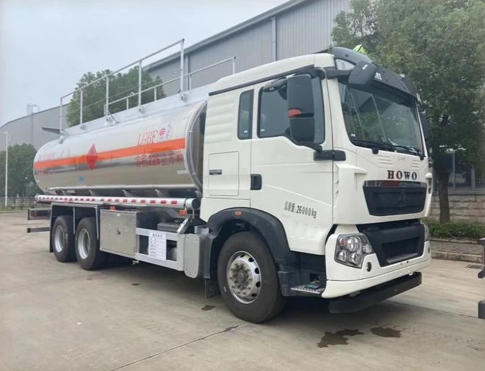 Sinotruk HOWO 4X2 Diesel Petrol Oil Transport Tank Truck