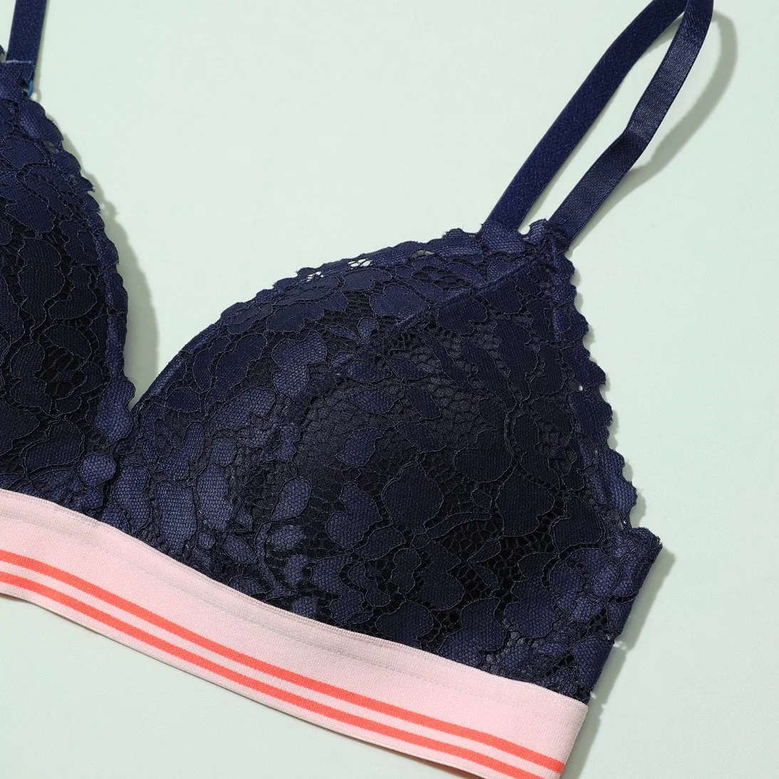 2022 New Style Dark Navy Lace Soft Simple Breathable Sexy Lady Wireless Bra Sporstwear Lingerie Set