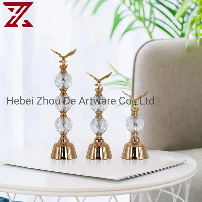 Wholesale/Supplier Golden Flying Eagle Design Metal Crystal Ball Craft for Gift Home Decoration