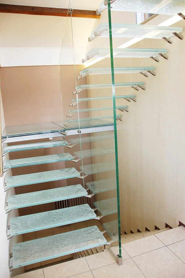 2019 European Style Modern Single Stringer Glass Stair Step