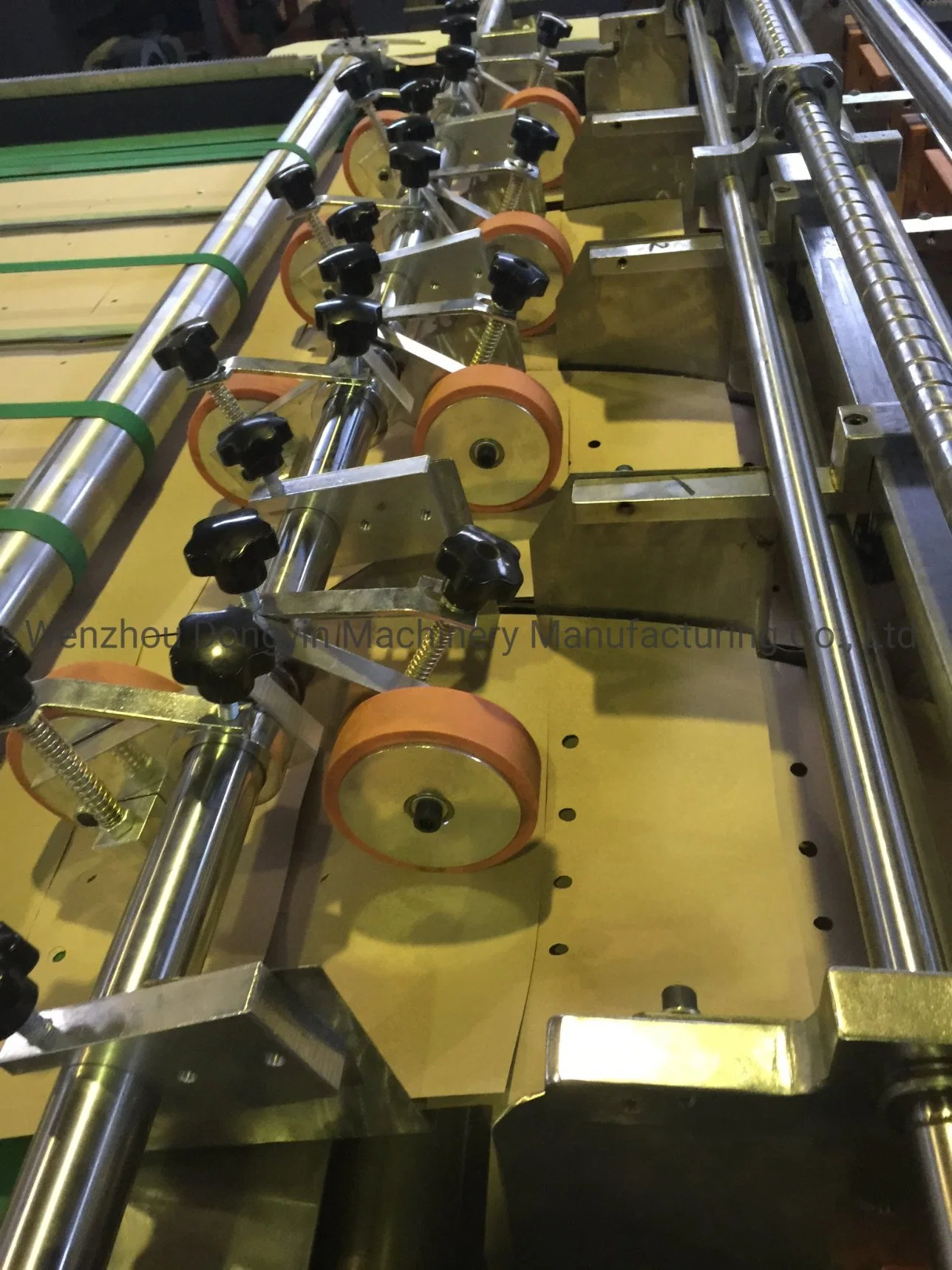 Rotary-Blade Sheeting Machine Adopts German FAG Bearings Hole Punching Inline