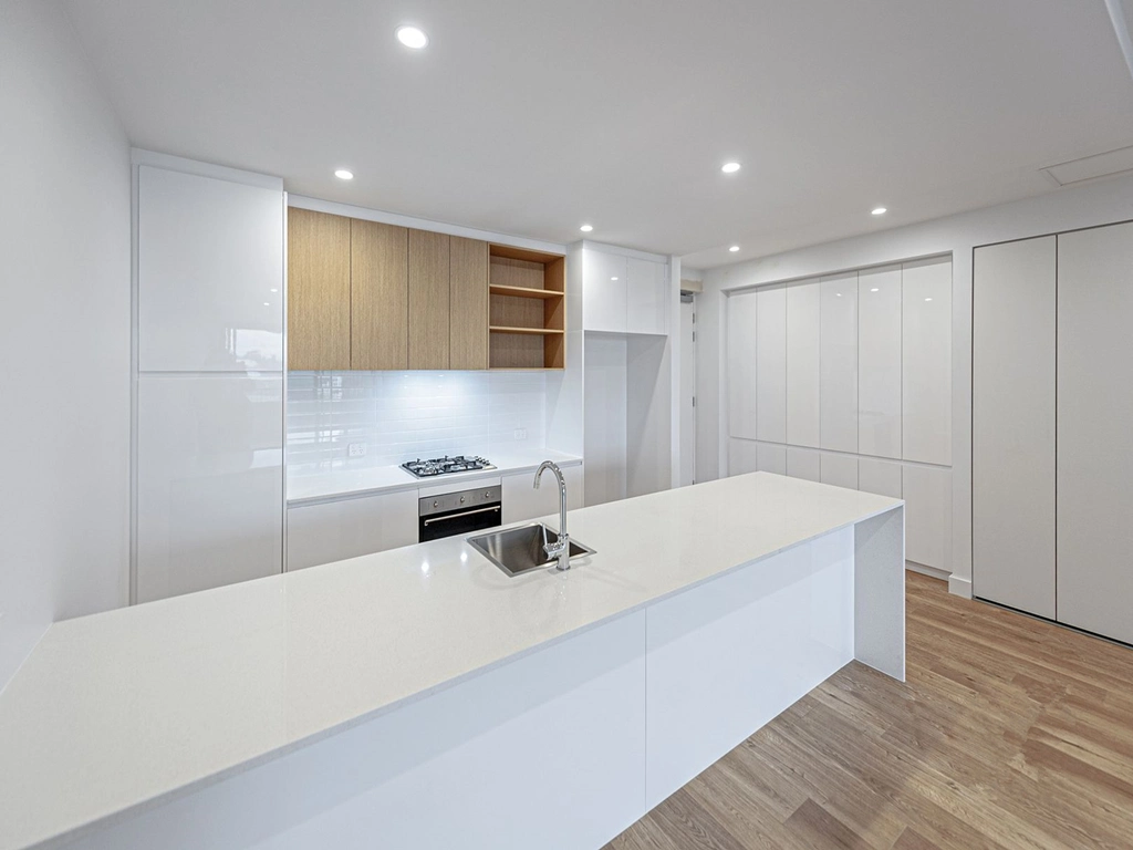 Modern White High Gloss and Oak Color Kitchen Cabinets with Island and Breakfast Bar (BLK-45)